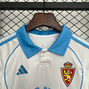 Conjunto infantil Real Zaragoza camiseta blanca y pantalón azul temporada 2025 2026 calidad 1.1 oficial, Real Zaragoza infantil 2025, Conjunto niño Zaragoza blanco azul, Ropa Real Zaragoza niños, Equipación Zaragoza junior 25/26, Calidad 1.1 infantil, Tienda Hincha Futbolero, Regalo niño Zaragoza fútbol, Camiseta Zaragoza niño 2026, Zaragoza Kids Kit.