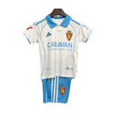 Conjunto infantil Real Zaragoza camiseta blanca y pantalón azul temporada 2025 2026 calidad 1.1 oficial, Real Zaragoza infantil 2025, Conjunto niño Zaragoza blanco azul, Ropa Real Zaragoza niños, Equipación Zaragoza junior 25/26, Calidad 1.1 infantil, Tienda Hincha Futbolero, Regalo niño Zaragoza fútbol, Camiseta Zaragoza niño 2026, Zaragoza Kids Kit.