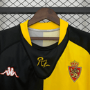 Camiseta hombre Real Zaragoza temporada 2001 2002 segunda equipación avispa negra y amarilla retro calidad 1.1 premium Tienda Hincha Futbolero. Real Zaragoza 2001, Zaragoza 2002, Camiseta Zaragoza avispa, Ropa Zaragoza retro, Camiseta Zaragoza negra amarilla, Calidad 1.1 Zaragoza, La Romareda Retro, Tienda Hincha Futbolero, Zaragoza Retro Jersey 01/02.